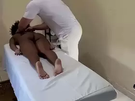 Massagista filma escondido preta gostosa durante massagem