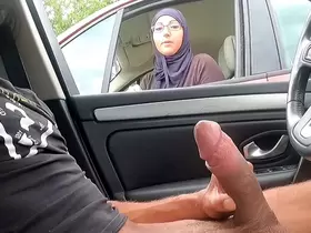 I take out my cock on a motorway rest area, this Muslim girl is shocked !!!