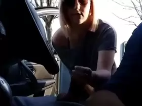 Young throws these trash cans, she thumps on a guy who takes out his cock! She allucinates!