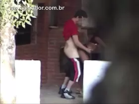 Casal jovem é flagrado fazendo sexo no quintal pelo avô do garoto